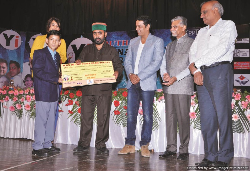 Shubham Dangwal Receiving Award from Hon'ble Education Minister Mantri Prasad Naithani
