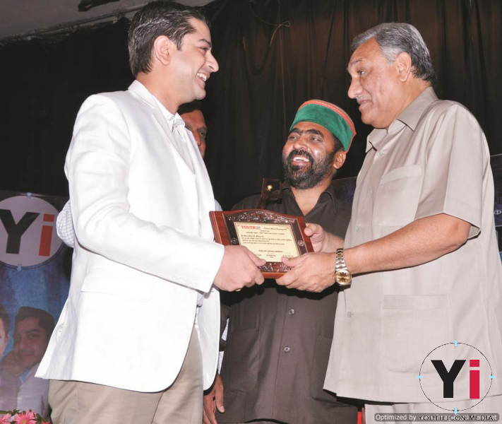 Sachin Aarora Anker India TV Receivig Award from Chief Minister Uttarakhand Mr.Vijay Bahuguna