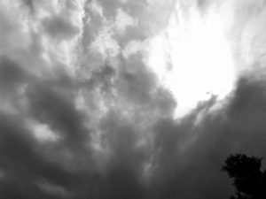 आसमान बादलों का डेरा दिनभर से जमा हुआ है । 