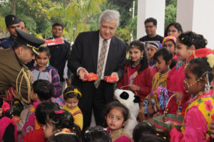 फूलदेई पर्व के मौके पर राज्यपाल कृष्णकांत पॉल बच्चों को उपहार भेंट करते हुए । 