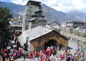 गोपेश्वर मंदिर मे दर्शनों के लिए उमड़ी श्रद्धालुओं की भीड़ । 