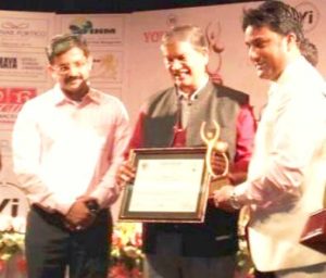 21 फरवरी 2016 को तत्कालीन मुख्यमंत्री हरीश रावत एवं आईबीएन 7 के मैनेजिंग एडिटर सुमित अवस्थी द्वारा , रमेश पेटवाल को यूथ आइकॉन Yi नेशनल अवार्ड से सम्मानित किया गया । 