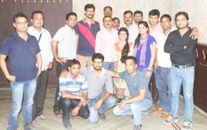 अमर उजाला संस्थान के अपने पत्रकारों साथियों के बीच नलिनी गुसाईं ।