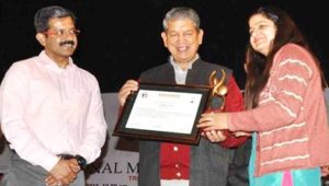उत्तराखंड के मुख्यमंत्री हरीश रावत एवं IBN 7 के मैनेजिंग एडिटर सुमित अवस्थी द्वारा 'अमर उजाला' की पत्रकार नलिनी गुसाईं को यूथ आइकॉन Yi अवार्ड 2015 से सम्मानित किया गया । 