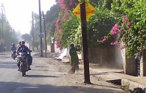 डालनवाला में एक और जगह पर कैमरे में कैद हुई सफाई कर्मी जिसने कूड़ा इककट्ठा किया और घर के सामने सड़क किनारे ही जला दिया ।