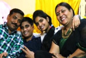 माँ , पिताजी व बहिन के साथ आयुष ।