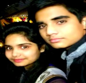 आयुष अपनी बहिन के साथ । बहिन भी 12 वीं में अच्छे नंबरो के साथ पास हुई है । बहिन भी भाई के इस कदम से गहरे सदमें में है ।