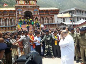 भाजपा के राष्ट्रीय अध्यक्ष अमित शाह शनिवार के दिन दुनिया के "शंहशाह" भगवान बदरी विशाल की चौखट पर मथ्था टेकने आये । तो मंदिर के सिंहद्वार की विराटता को देखकर ही अभिभूत हो गये । कभी हाथ जोड कर उस परम पिता परमेश्वर, दुनिया के पालक, जिसका कायनात जर्रे जर्रे से लेकर जड चेतन, हर प्राणी, में है को महसूसते नजर आये तो कभी दोनों हाथ उठाकर भगवान बदरी विशाल के प्रति कृतज्ञता प्रकट करते दिखे ।