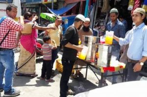 रुद्रप्रयाग में हिन्दू तीर्थ यात्रियों को पानी व जूस पिलाते मुसलमान 