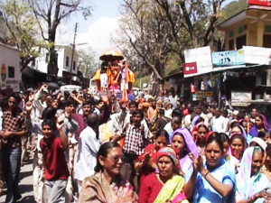 लक्ष्मी नारायण रथ यात्रा के दौरान उमड़ी भक्तों की भीड़ 