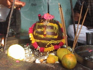 मैठाणा में भगवान भोलेनाथ का चमत्कारी शिवलिंग दिन के तीनों पहर में बदलता है रंग । सावन में जल चढ़ाने दूर -दूर से आते हैं भक्त यहाँ । 