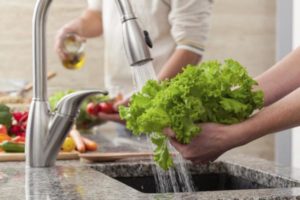बरसात में हरे पत्तेदार सब्जियों का इस्तेमाल करें परंतु अच्छे से धोने के बाद ही प्रयोग करें । 