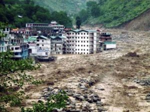 प्रकृति कभी किसी को नुकसान नहीं पहुंचाती है वह तो अपने क्षेत्र में अपनी रचना रचती रहती है । प्रमाण के तौर पर 2013 की इसी तस्वीर को देख लें नदी के स्थान पर बहुमंजिला धर्मशालाएं बनाई गई है । तब कहा गया था कि नदी ने गोविंद घाट में तबाही मचा दी है । जबकि सच्चाई यह थी इंसान ने नदियों के क्षेत्र में अनावश्यक अतिक्रमण कर लिया था । 