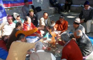 यहां बात उत्तराखंड के पौडी गढ़वाल के उन पूर्व सैनिकों कि जा रही है जो पिछले 418 दिनों से श्रीनगर गढ़वाल में धरने पर हैं। धरना भी किसी और के लिए नहीं अपने बच्चों को पढ़ाने के स्कूल में सीटे बढाने व उनके इलाज के लिए एक सरकारी हाॅस्पिटल खोलने की मांग को लेकर पर इस ओर कोई ध्यान नहीं दिया जा रहा है। प्रधानमंत्री नरेन्द्र मोदी से लेकर रक्षा मंत्री तक कई बार ये पूर्व सैनिक अपनी मांगों को लेकर पत्र भेज चुके हैं लेकिन इनकी मांगों पर अब तक भी कोई ध्यान नहीं दिया गया है। अब पूर्व सैनिकों सरकारी तंत्र को जनागे के लिए हवन यज्ञ का शारा ले रहे हैं ।