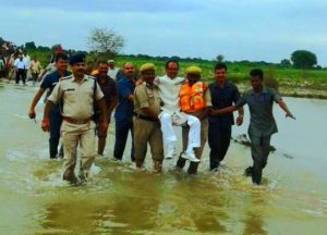 लोक - तंत्र के कंधों पर मध्यप्रदेश के माननीय सीएम शिवराज सिंह जी ।