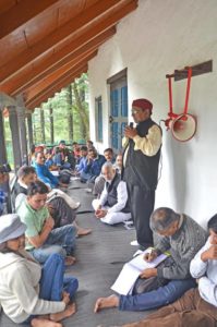 प्रसिद्ध लोकगायक नरेंद्र सिंह नेगी , पलायन एक चिंतन कार्यक्रम में अपने विचार रखते हुए । 