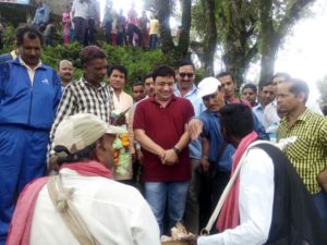 कल्जीखाल के चोपड़ा गाँव निवासी महेंद्र सिंह राणा सरकारी नौकरी त्याग कर राजनीति में हाथ आजमाने कल्जीखाल पहुँचे और पंचायत चुनाव में बिलखेत क्षेत्र पंचायत सीट पर भारी मतों से जीत हासिल की । 2011 में तत्कालीन प्रमुख लाजवन्ती असवाल के खिलाफ अविश्वास प्रस्ताव पारित होने व क्षेत्र पंचायत सदस्यों का विश्वास हासिल करने के बाद लगभग आधे समय के लिए महेंद्र सिंह राणा ब्लॉक प्रमुख के तख्त पर काबिज हुए और अपनी विकासवादी सोच के दम पर क्षेत्रिय जनता के दिल में ऐसे उतरे की वर्ष 2014 में फिर से ब्लॉक प्रमुख बनने के बाद प्रदेश प्रमुख संगठन अध्यक्ष पद पर भी अपनी बादशाहत साबित की ।