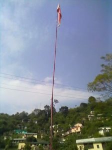 सुमाड़ी में 35 फीट लम्बे स्तंभ पर हनुमान जी की प्रतीक लाल रंग की धर्म ध्वज ध्वज स्थापना की अनूठी परंपरा । 