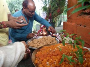  गांव में गौरा देवी के मंदिर 'पटगाण' व शिव मंदिर 'मांडा' में विशेष पूजा अर्चना की जाती है | पूरे गांव से आटा,गुड़, तेल आदि सामग्री एकत्र की जाती है, जिससे हनुमान जी के नाम का 'रोट' बनाया जाता है|