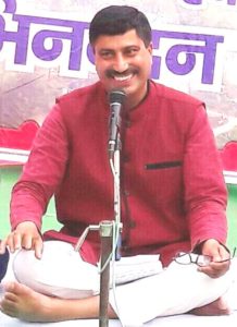 ओम प्रकाश सेमवाल पेशे से शिक्षक हैं। लेकिन अपनी बोली भाषा के प्रचार प्रसार और उसे बचाने के लिए हमेशा आगे रहते हैं। ओमप्रकाश सेमवाल पिछले लम्बे समय से कलश संस्था के जरिये अपनी लोकभाषा को बचाने के लिए कवि सम्मेलनों के जरिये गांव, स्कूल से लेकर मेले कौथिग और विभिन्न मंचो से लोगों को सन्देश दे रहें है। इनकी संस्था विभिन्न मंचो से अपनी लोकभाषा को बचाने का कार्य कविताओं के माध्यम से कर रही है । अपने कवि सम्मेलनों के माध्यम से ये न केवल लोकभाषा को बचाने का कार्य कर रहें है अपितु पहाड़ से होते बदस्तूर पलायन से लेकर यहाँ की समस्याओं के बारे में कवि सम्मेलनों के माध्यम से आवाज उठा रहें है