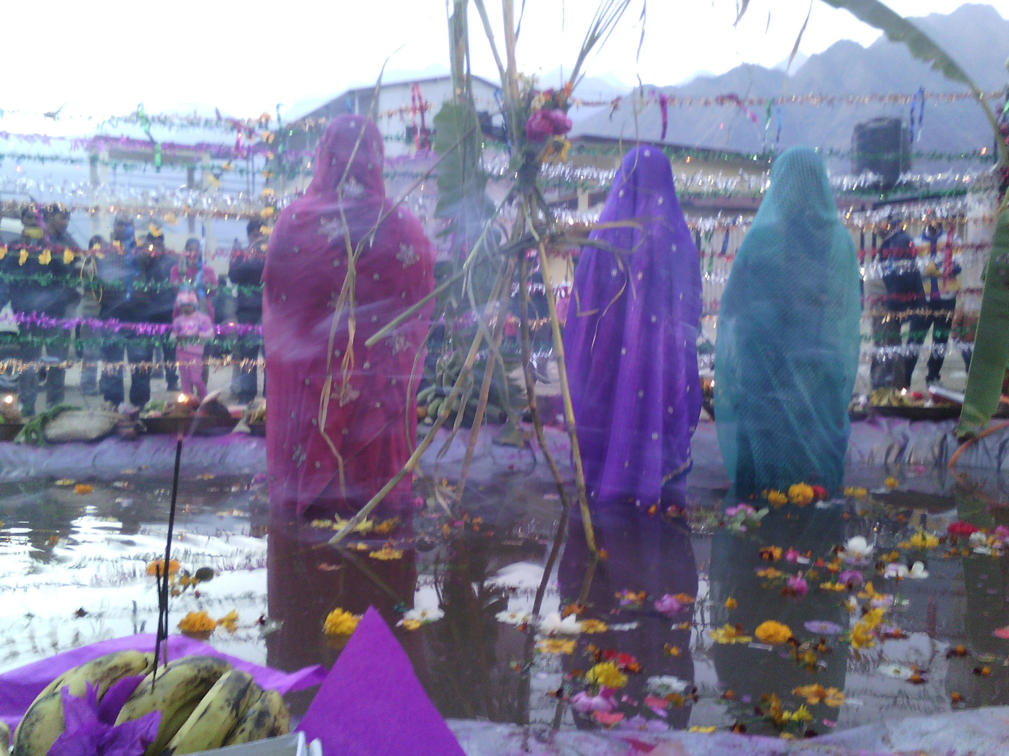 जोशीमठ में विशाल जल कुण्ड खड़े होकर पूजा करती महिलाएं । Photo : Youth icon Yi Media