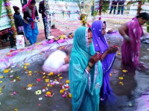जोशीमठ मे छट पूजा  की धूम, गांधी मैदान में विशाल जल कुंड बनाकर उसमें लगाई गई भक्तों ने आस्था की डुबकी । 