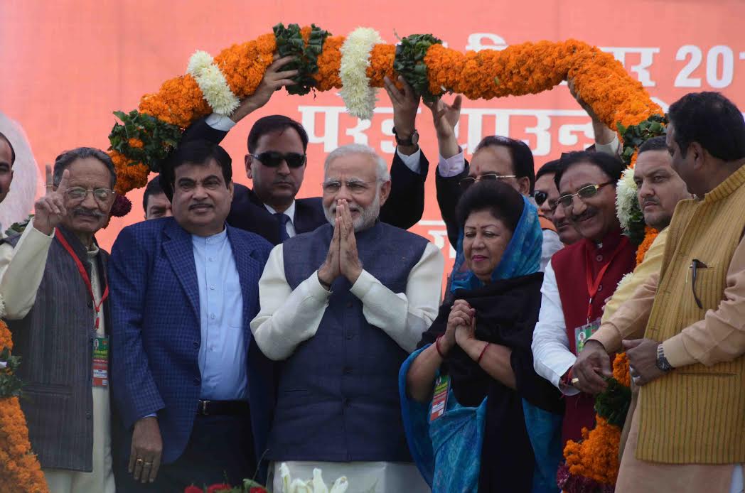 The Prime Minister, Shri Narendra Modi launching the Char Dham Rajmarg Vikas Pariyojna, at Dehradun, Uttarakhand on December 27, 2016. The Governor of Uttarakhand, Dr. K.K. Paul, the Union Minister for Road Transport & Highways and Shipping, Shri Nitin Gadkari, the Chief Minister of Uttarakhand, Shri Harish Rawat and the Minister of State for Petroleum and Natural Gas (Independent Charge), Shri Dharmendra Pradhan are also seen.