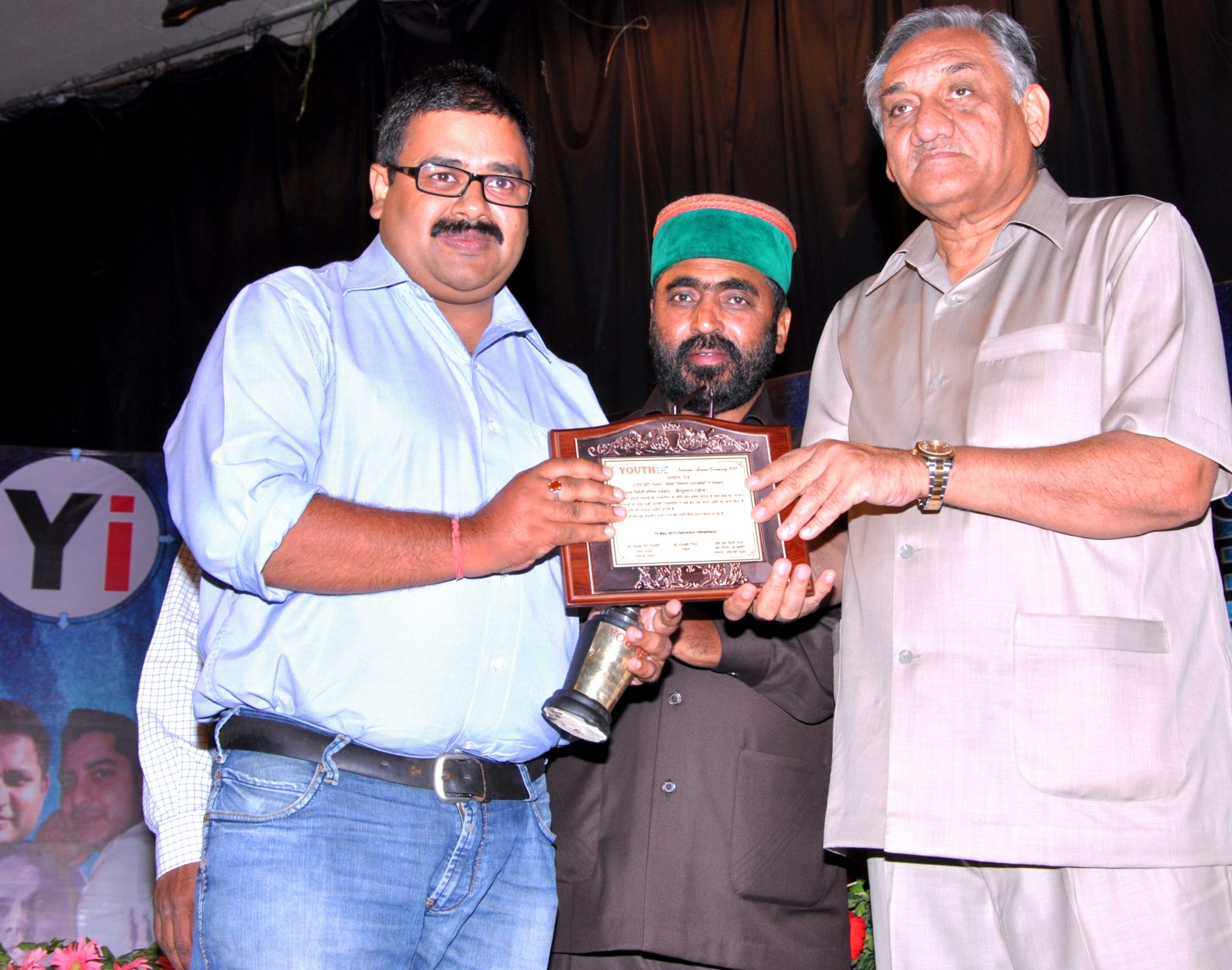 Youth icon Awardee Anupam Trivedi- HT dehradun Uttrakhand with CM Vijay Bahuguna , Youth icon Yi National Media Award 