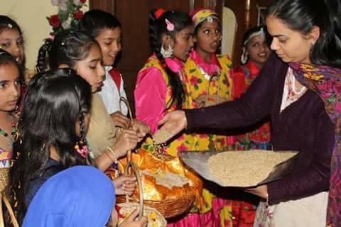 खूबसूरत बालपर्व के अवसर पर देहरादून के एक घर में जब पहुंची बच्चों की यह टोली तो मिले उन्हें उफार ।