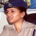 TRIPTI BHATT IPS तृप्ति भट्ट IPS मैं यह तो नहीं कहूँगी कि पुलिस वर्तमान में ही ईमानदारी से काम कर रही है, बल्कि पहले भी पुलिस ऐसे काम करती रही है । हाँ हो सकता है कि तब एक्सपोजर नहीं मिलता रहा होगा । लेकिन आज काफी हद तक सोशल मीडिया के मार्फ़त भी सूचनाएं जल्दी से वायरल हो जाती है । और तकनीकी रूप से वर्तमान समय काफी मजबूत स्थिति में है । बाकी चमोली पुलिस का अगर आप रिकार्ड देखेंगे तो हर थाने में कोई न कोई रचनात्मक सूचना आए दिन प्राप्त होती है । हमारे सभी पुलिस कर्मी बेहद ईमानदारी के साथ अपना काम कर समाज में मानक स्थापित कर रहे हैं तो जाहिर सी बात है ऐसी ईमानदार टीम को लीड करने पर मुझे भी गर्व होता है । मीडिया को भी पुलिस के सकारत्मक पक्ष को ज्यादा से ज्यादा कबर करना चाहिए जिससे काम करने वालों का हौसला कई गुना बढ़ जाता है । और यूथ आइकॉन क्रिएटिव मीडिया का विशेष धन्यबाद कि आपने पुलिस को सम्मान देने के लिए जो यह सीरीज आरम्भ की उसकी शुरुआत चमोली जिले खासकर बदरीनाथ से की गई उसके लिए पूरी पुलिस टीम की ओर से धन्यबाद ।