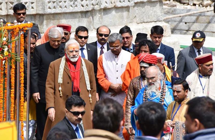 नरेन्द्र मोदी देश के तीसरे ऐसे प्रधानमंत्री जिन्होने बतौर पीएम बाबा केदारनाथ के दर्शन किए हैं । PM Modi in kedarnath 1