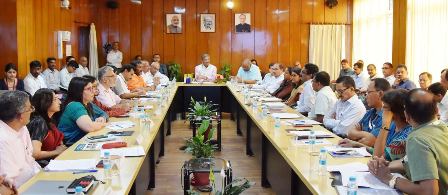 मुख्यमंत्री तीरथ सिंह रावत अधिकारियों के साथ बैठक करते हुए
