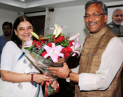 केन्द्रीय मंत्री मेनका गांधी के साथ उत्तराखंड के मुख्यमंत्री तीरथ सिंह रावत