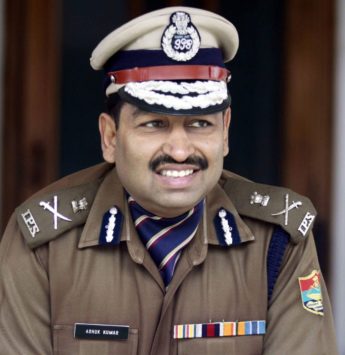 Khaki me insan : वास्तविक घटनाओं के इर्द गिर्द "खाकी में इंसान"  IPS ऑफिसर अशोक कुमार  की कलम से !  