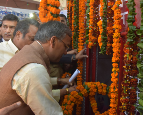 राज्य स्थापना दिवस पर शहीदों को पुष्प अर्पित कर नमन किया मुख्यमंत्री ने । 