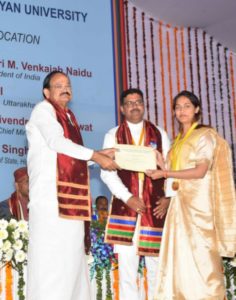 Youth icon Yi media award Swami Rama Himalayan University Second Convocation : SRHU द्वितीय दीक्षांत समारोह में पहुंचे उपराष्ट्रपति बैंकया नायडू ।  shashi bhushan Maithani 