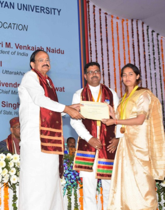 Youth icon Yi media award Swami Rama Himalayan University Second Convocation : SRHU द्वितीय दीक्षांत समारोह में पहुंचे उपराष्ट्रपति बैंकया नायडू ।  shashi bhushan Maithani