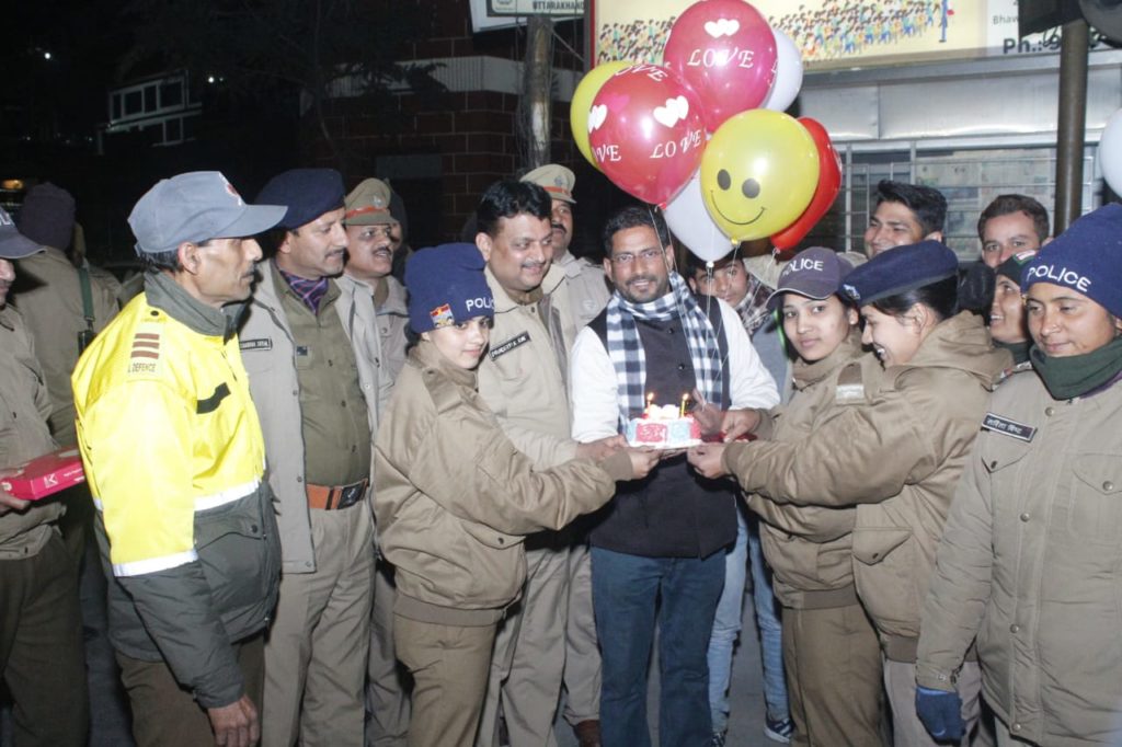 रंगोली आंदोलन रचनात्मक मुहिम । नए साल का जश्न पुलिस कर्मियों के संग । SP Pradeep Rai प्रदीप राय एस पी सिटी देहरादून, शशि भूषण मैठाणी पारस , उत्तराखंड पुलिस , दिल्ली पुलिस , उत्तर प्रदेश पुलिस ।