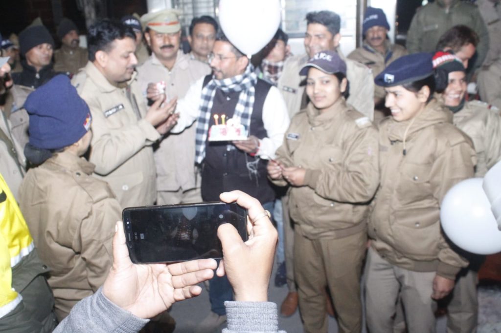 रंगोली आंदोलन रचनात्मक मुहिम । नए साल का जश्न पुलिस कर्मियों के संग । SP Pradeep Rai प्रदीप राय एस पी सिटी देहरादून, शशि भूषण मैठाणी पारस , उत्तराखंड पुलिस , दिल्ली पुलिस , उत्तर प्रदेश पुलिस । 