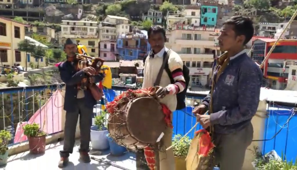 Bagpiper Masa kbeen pahadi dhol damaun : पहाड़ी बाजे ढ़ोल दमाऊँ के बीच अंग्रेजों का बैगपाइपर कैसे बन गया पहाड़ी संस्कृति का अहम हिस्सा ! Report shashi bhushan maithani paras . Youth icon . 