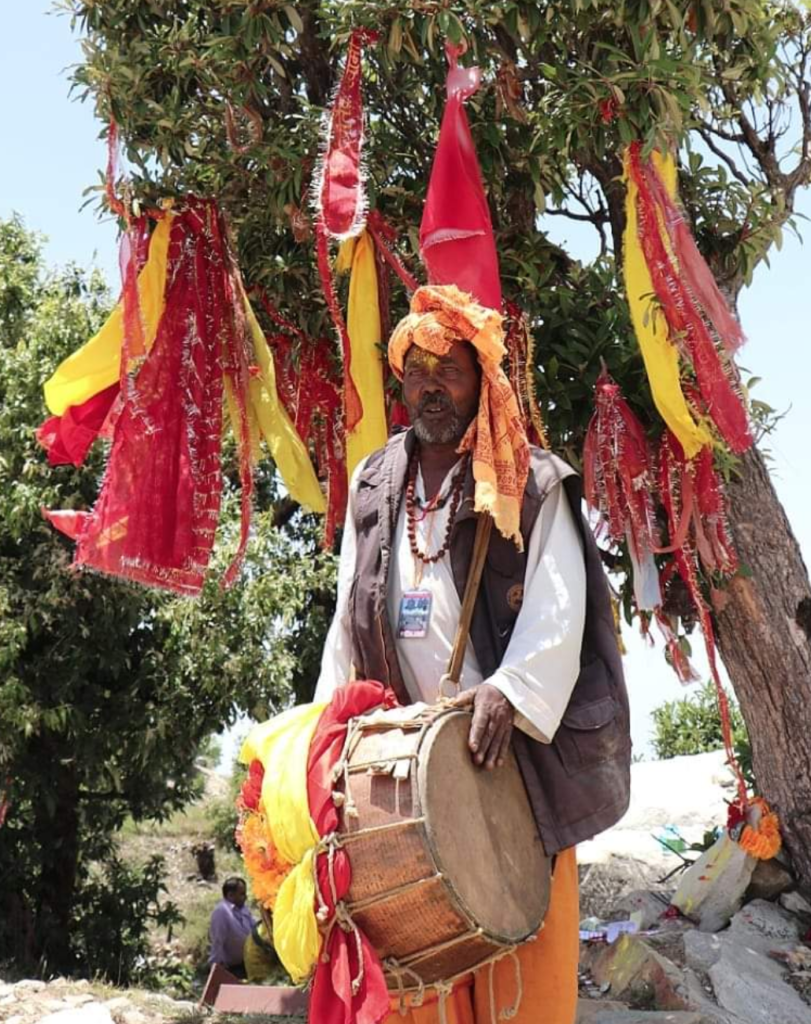 Alok nautiyal , आलोक नौटियाल ।जादुई ध्वनियां का स्वतंत्र सौंदर्य पूरी घाटी में अनूठी छटा बिखेर रहा था, जो कि अमूर्तन में भी आत्मीय लग रहा था , उस कलाकार से मिलने की उत्सुकता में रास्ता बड़ी आसानी से गुजर गया । पैदल मार्ग की थकान मिटाने व कुछ देर ठहर कर इस कलाकार से बात करने का बड़ा मन था , इसलिए जब इनके हाल-चाल जाने तब इनके हंसते खिलखिलाते चेहरे व उपेक्षा की पीड़ाओं का द्वंद साफ छलक पड़ा... तब लगा हम सामाजिक आर्थिक बदलावों के इस दौर में अपनी सांस्कृतिक धरोहरों को कैसे बिसरते जा रहे हैं , 