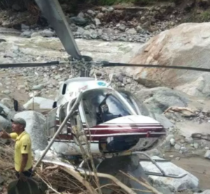 Pilot and co pilot are safe . Emergency landing of heli in tickochi . उत्तरकाशी में एक और हैलीकॉप्टर हादसा ! पायलट की सूझबूझ से टला बड़ा हादसा ।