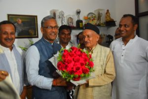 मुख्यमंत्री त्रिवेन्द्र रावत ने दी पूर्व मुख्यमंत्री भगत सिंह कोश्यारी को बधाई । 