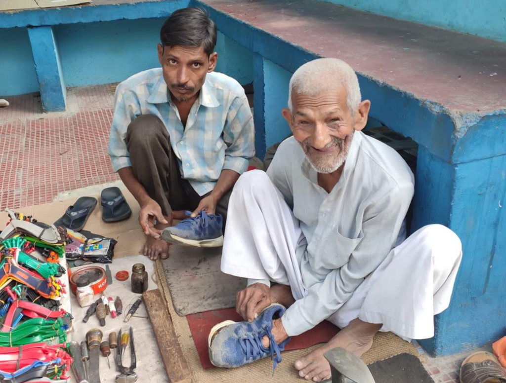 Cobbler samuroo in gopeshwar chamoli ◆ क्रांति भट्ट, वरिष्ठ पत्रकार । kranti bhatt कौन हैं समुरू ? क्यों पड़ी इन पर नजर ! कैसे बन गए 96 साल के समुरू जीती जागती मिसाल ? किस्मत का रोना रोने वालों के लिए क्यों है मजबूत पाठशाला हैं समुरू ? ये सब बता रहे हैं वरिष्ठ पत्रकार ◆ क्रांति भट्ट । 