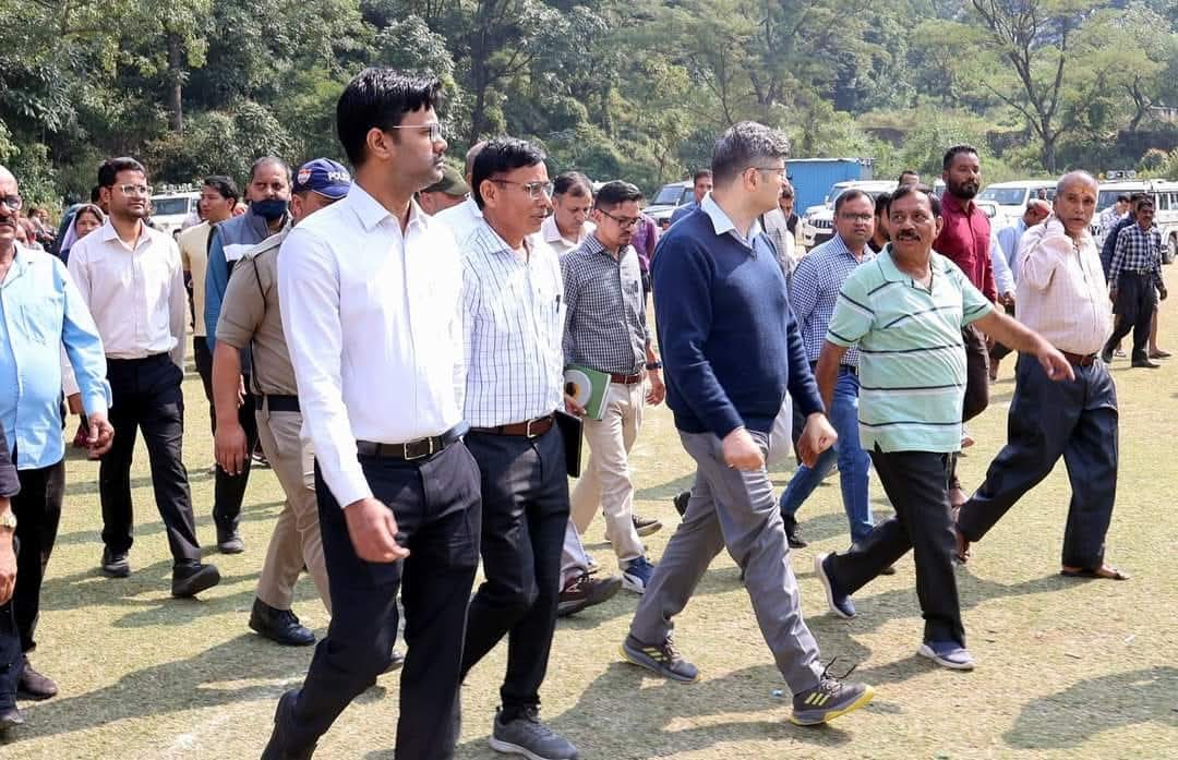ग्रामीणों के बीच मैठाणा में जिलाधिकारी संदीप तिवारी IAS sandeep tiwari DM chamoli