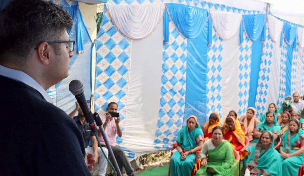 ग्रामीणों के बीच मैठाणा में जिलाधिकारी संदीप तिवारी IAS sandeep tiwari DM chamoli 