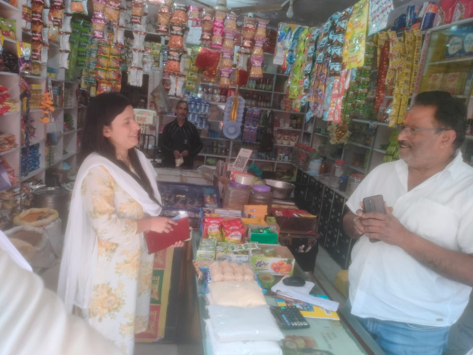 जारी रहेगी जाँच! बोले अधिकारी तुरंत करें शिकायत, चमोली बाजार एवं गोपेश्वर बाजार में कुट्टू के आटे का निरीक्षण।