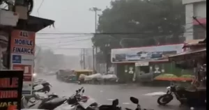 देहरादून में दिन में छाया अंधेरा, मूसलाधार बारिश से बदला मौसम