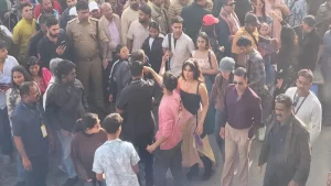 मसूरी में अक्षय कुमार को फिल्मी अंदाज, माल रोड पर अभिनेत्री राशी खन्ना के साथ फिल्म की शूटिंग, झलक पाने के लिए फैंस की भीड़ उमड़ी
