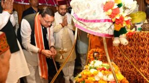 बाबा विश्वनाथ के दरबार में CM धामी ने की पूजा, PM मोदी के स्वस्थ एवं दीर्घायु जीवन की कामना